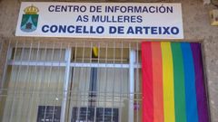 La bandera LGTB del Centro de Informaci�n �s Mulleres de Arteixo desapareci� aprovechando las vacaciones del personal