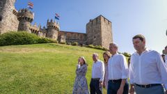 Los presidentes de Castilla y Le�n, Alfonso Fern�ndez Ma�ueco, y de Galicia, Alfonso Rueda, durante un acto electoral este mi�rcoles en Ponferrada