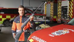 Uno de los bomberos del servicio muestra la carabina con la que cuentan desde hace pocos d�as para neutralizar los nidos de avispa asi�tica