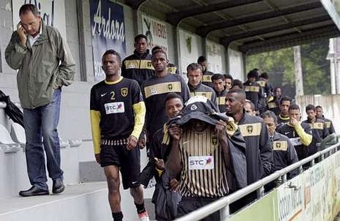 Los jugadores del Al Ittihad entrenan dos veces al d�a en el campo de Baltar, ubicado a pie de playa en Portonovo, Sanxenxo.