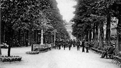 Imagen antigua de varias personas caminando por el paseo de Los lamos del Campo San Francisco