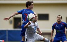 El ourens�n Isi y el cercedense Popi disputan un bal�n en el campo municipal Os Carris. 