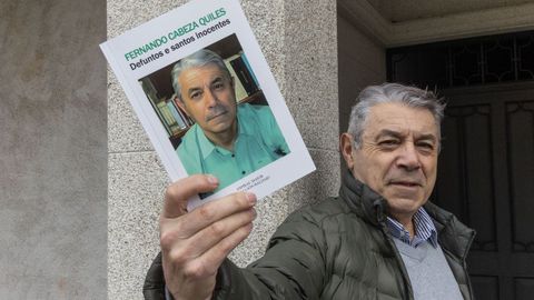 Fernando Cabeza Quiles, cun exemplar do seu �ltimo lanzamento