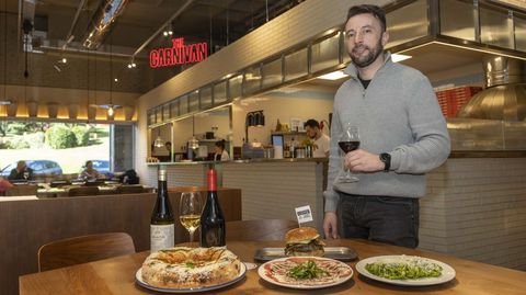 Aunque solo lleva abierto un par de meses, El Dieciocho ya cuenta con una clientela fiel que elige a diario un establecimiento donde trabajan m�s de una veintena de personas, entre ellas Suso Crespo (en la foto).