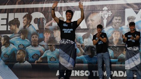Hugo Gonz�lez, durante la celebraci�n del ascenso del Celta Fortuna.