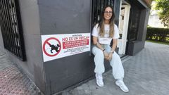 Lola Mu�oz, retratada delante del cartel el pasado viernes, antes de que alguien lo arrancase y se lo llevase