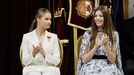 La princesa de Asturias, Leonor de Borbn, acompaada por su hermana, la infanta Sofa, durante su ceremonia de jura