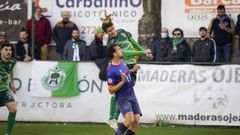 Naveira rechaza un bal�n en un partido en Espi�edo