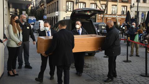 Llegada del fretro con los restos mortales de la actriz Vernica Forqu al Teatro Espaol donde est instalada la capilla ardiente, a 15 de diciembre de 2021