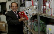 Antonio Queijo en el almac�n que la empresa tiene el pol�gono de A Grela.