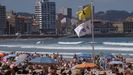 Bandera amarilla en la playa de San Lorenzo con se�al de avistamiento de medusas