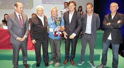 El presidente del Grove, Nel Otero, posa con el trofeo que recibi� ayer por el campeonato de su club. 