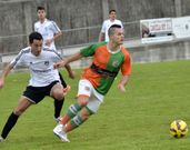 El dumbri�s Rivi persigue al goleador xalleiro Alberto V�a. 