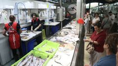 Los incondicionales de Peixes Niki, esta ma�ana de martes, haciendo cola ante el nuevo puesto