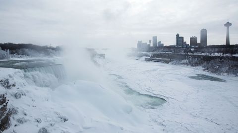 Las famosas cataratas del r�o Ni�gara, entre Estados Unidos y Canad�, est�n parcialmente heladas. 