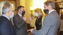 El conselleiro y la ministra de Educaci�n, Rom�n Rodr�guez y Pilar Alegr�a (en el centro) se encontraron casualmente el pasado jueves. En la imagen, junto con el alcalde de Santiago, Xos� S�nchez Bugallo (a la izquierda) y el delegado del Gobierno, Jos� Mi�ones