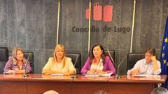 A�concelleira Cristina Sanz (segunda pola esquerda)�e a�alcaldesa de Lugo, Elena Candia (a s�a dereita), durante a rolda de prensa.