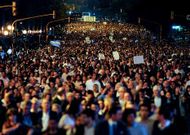 Miles de personas caminan de noche hacia la c�ntrica Plaza de Mayo en la capital argentina.