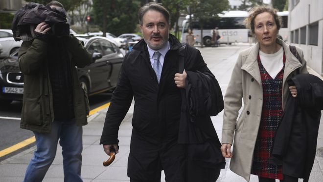 Los abogados de los padres de los menores, Javier Mu�oz y Elena Gonz�lez, a su llegada a la segunda jornada en la Audiencia Provincial de Oviedo