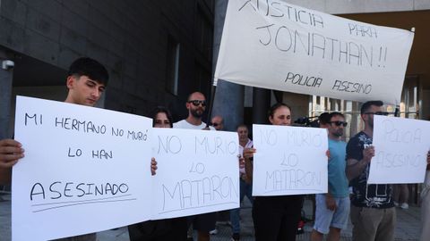 La familia del joven de Cambados que muri� de un disparo de un polic�a durante un registro se manifest� delante del juzgado