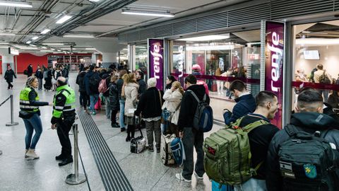 Pasajeros a la espera en la estaci�n de Atocha tras suspenderse la circulaci�n entre Madrid y Andaluc�a