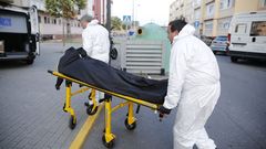 Retirada del cuerpo de un hombre hallado momificado en su casa en el 2017