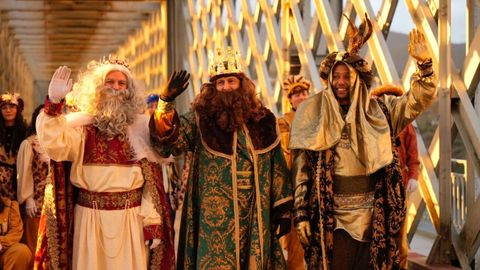 Sus Majestades de Oriente cruzaron el puente internacional en la Cabalgata de la Eurociudad Tui-Valen�a do Minho
