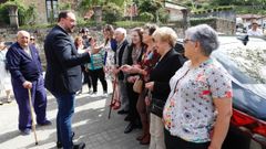 Barb�n saluda a vecinos de Ponga