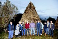 Un grupo de vecinos de Carreira, en Zas, con la cabana ya construida, y que a�n se puede ver. 