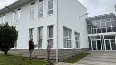 El alcalde, Eduardo Parga, y el concejal Miguel Fernndez ante la Casa do Oleiro de Buo