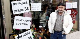 Suso Aguayo, en la tienda Dignidad, que abri� el a�o pasado en Vigo, donde recogen esterilizan y venden ropa a precios bajos.