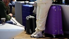 Un pasajero espera con su maleta el embarque de un vuelo en el aeropuerto de Fr�ncfort.
