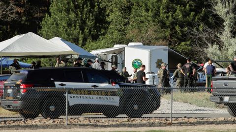 Dispositivo policial tras los disparos a varios bomberos cuando sofocaban un incendio en la localidad estadounidense de Coeur d'Alene, en Idaho