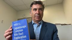 Mart�nez tambi�n public� un libro en el que recoge los secretos de su cirug�a para eliminar piedras de la ves�cula