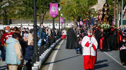 Los sonenses salieron a contemplar el paso de una procesin que parti de la iglesia parroquial para llegar a la capilla de A Atalaia.