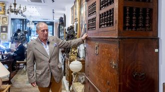 El director de la sala de subastas Magna Art Auction, Jos� Manuel Carrillo de Albornoz, con los objetos subastados procedentes del Pazo de Meir�s
