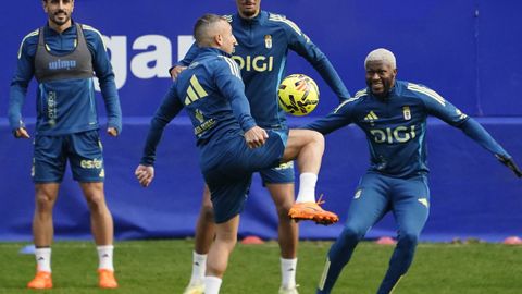 Los futbolistas del Real Oviedo, Cazorla y Sibo durante un entrenamiento