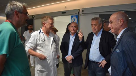 Antonio Gmez, segundo por la derecha, durante su visita a Urgencias del Hospital de Vern.