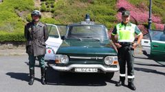 A la izquierda, un agente con el uniforme de motorista de los aos ochenta. A la derecha, otro guardia civilcon el vestuario actual de Trfico. Posan junto a un mtico Renault 10, uno de los coches patrulla ms antiguos.