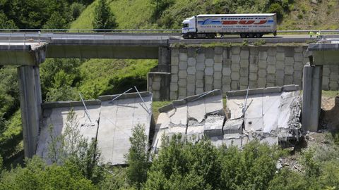 Se derrumb un vano entero ente dos soportes del puente de O Castro, en la A-6.