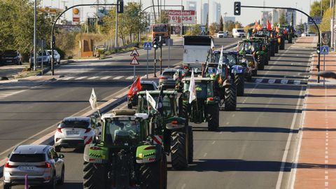 Columna de tractores camino de Madrid, antes de la suspensi�n de la protesta