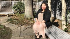 Rosa Guti�rrez, en el jard�n de la iglesia donde est� recluida con un grillete electr�nico en tobillo