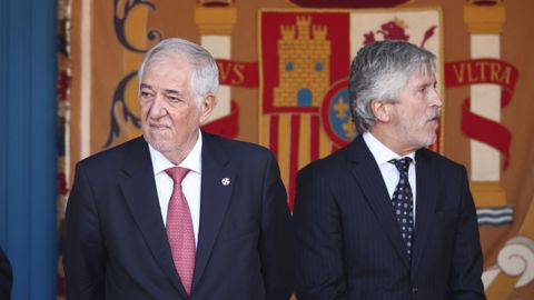 El ministro del Interior, Fernando Grande-Marlaska (a la derecha), junto al presidente del Tribunal Constitucional, C�ndido Conde-Pumpido, este lunes en Madrid.
