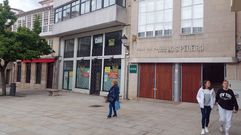 Carteles adosados a la fachada informan de la venta del edificio anexo a la casa de cultura