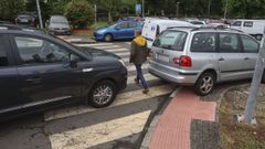 En una imagen de archivo, veh�culos aparcados en el entorno del Hospital Cl�nico de Santiago