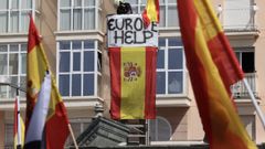 Los bomberos de Ceuta durante una concentraci�n este lunes ante la sede de la Delegaci�n del Gobierno.