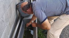 Un t�cnico del Principado recogiendo ayer gusanos para analizar