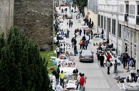 El Concello quiere evitar que de nuevo se llene de manteros el tramo peatonal de la Ronda.