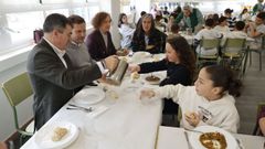 El conselleiro de Educaci&oacute;n, Rom&aacute;n Rodr&iacute;guez, y el alcalde de Cerdedo Cotobade, Jorge Cubela, este jueves, en el comedor del colegio de Tenorio, donde se sirvieron lentejas, tortilla con ensalada y manzana