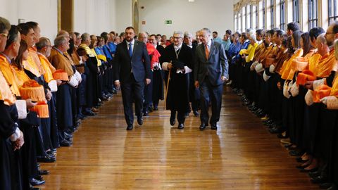 Adrin Barbn, Santiago Garca Granda y Ladislao Lalo Azcona, en el inicio de curso de la Universidad de Oviedo 